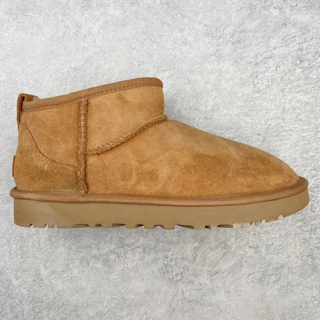 Pick up locally 💰520 UGG Zhou Dongyu's same style 6109 classic autumn and winter sheep fur integrated snow boots. All shoes are made from ZP. Longfeng A-grade Australian imported sheep fur integrated men's and women's boots. Brand OEM production line. Fully follow the ZP process. OEM original pattern maker. Adhering to the principle of no original shoes and no development selection. Pay attention to every detail. The most authentic version on the market TREADLITE "Light Wing" technology outsole Lightweight/durable/flexible/pile type [solemn after-sales commitment] If there are major quality problems such as degumming/broken bottom within one month, we will directly replace it with a new one for you! Size: 35 36 37 38 39 40 41 42 43 44 45 Coding: by2936050